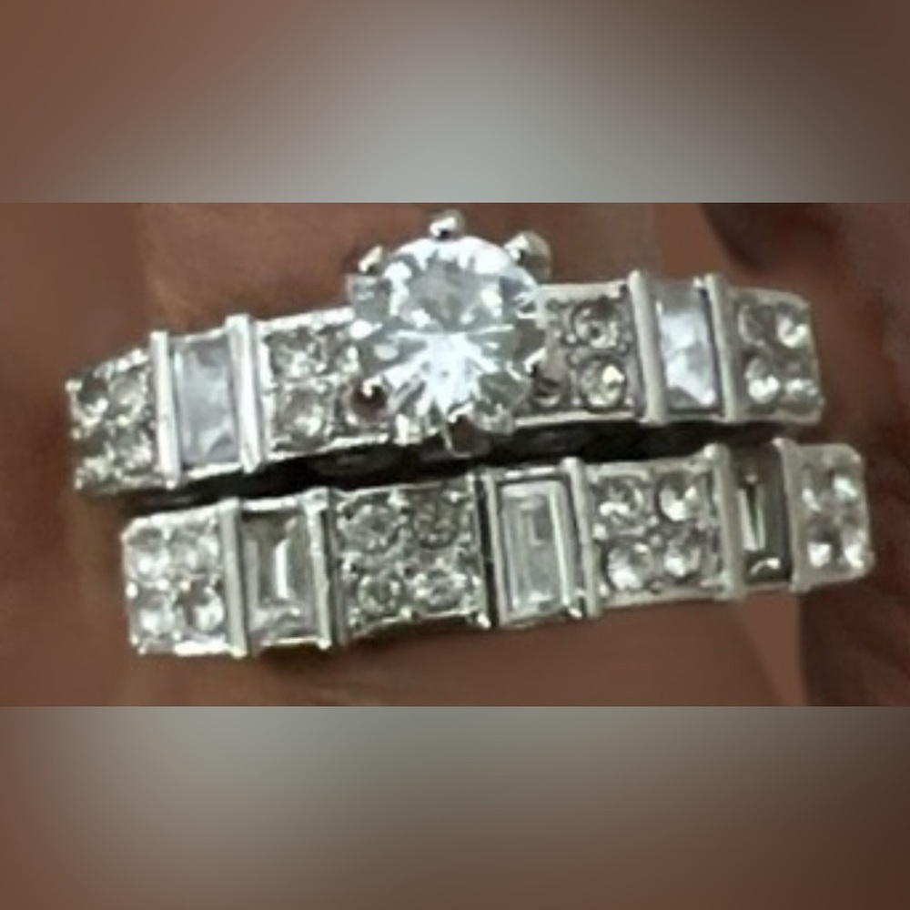 Elegant Silver Ring with Clear Stones